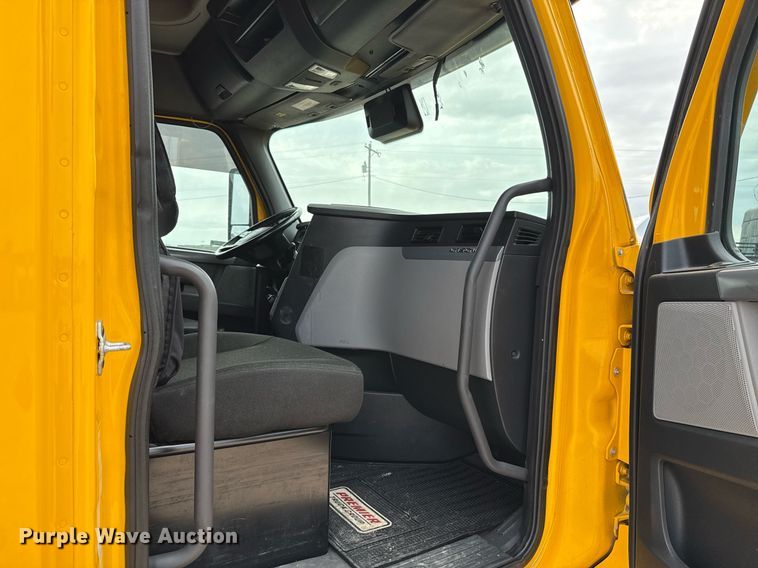 image for item EJ4579 2021 Freightliner Cascadia 126 semi truck