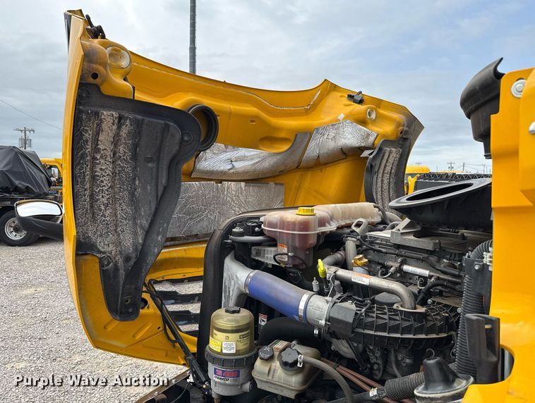 image for item EJ4579 2021 Freightliner Cascadia 126 semi truck