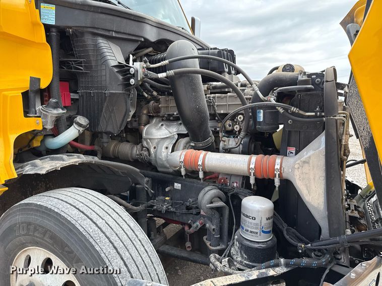 image for item EJ4579 2021 Freightliner Cascadia 126 semi truck