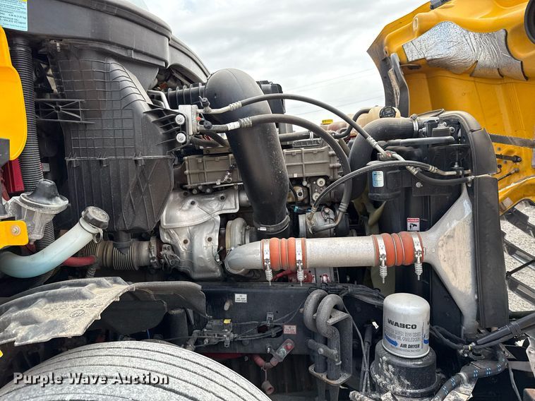 image for item EJ4579 2021 Freightliner Cascadia 126 semi truck