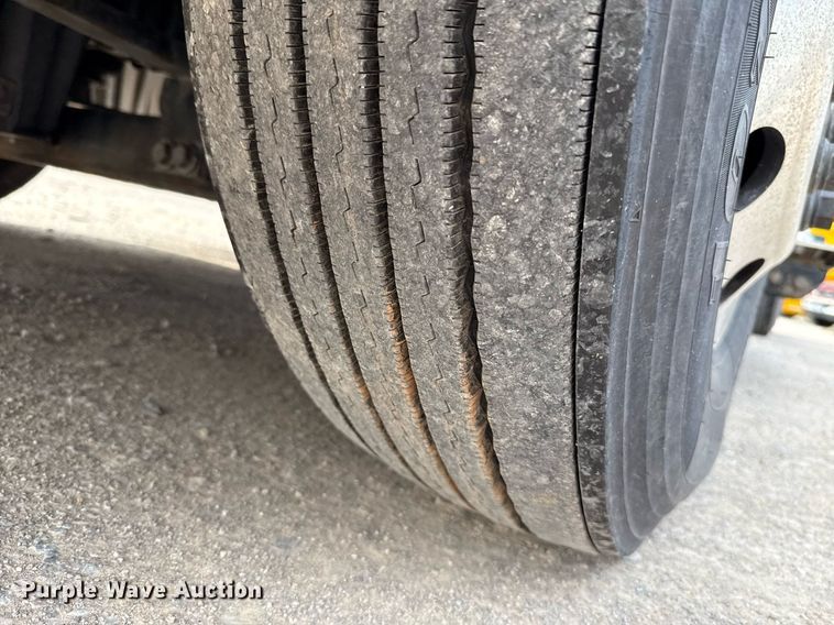 image for item EJ4579 2021 Freightliner Cascadia 126 semi truck