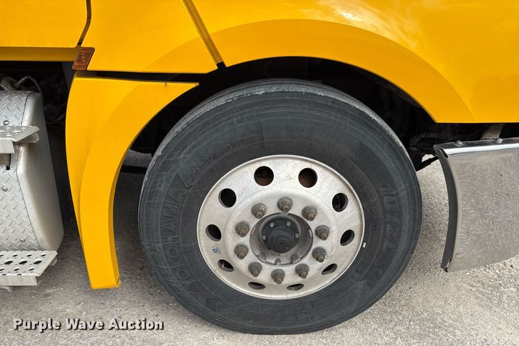 image for item EJ4579 2021 Freightliner Cascadia 126 semi truck