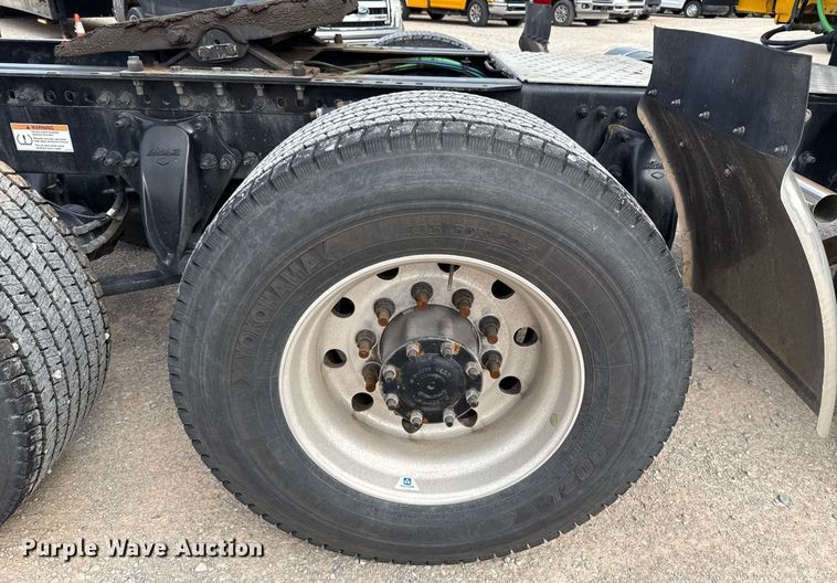 image for item EJ4579 2021 Freightliner Cascadia 126 semi truck