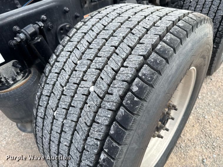 image for item EJ4579 2021 Freightliner Cascadia 126 semi truck