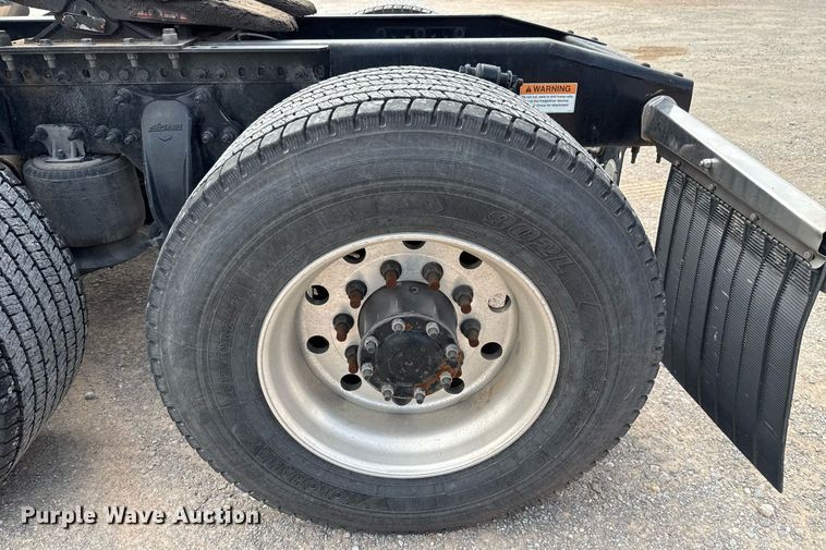 image for item EJ4579 2021 Freightliner Cascadia 126 semi truck