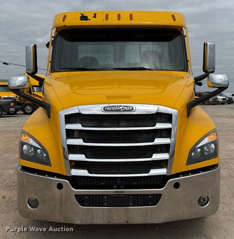 image for item EJ4580 2021 Freightliner Cascadia 126 semi truck