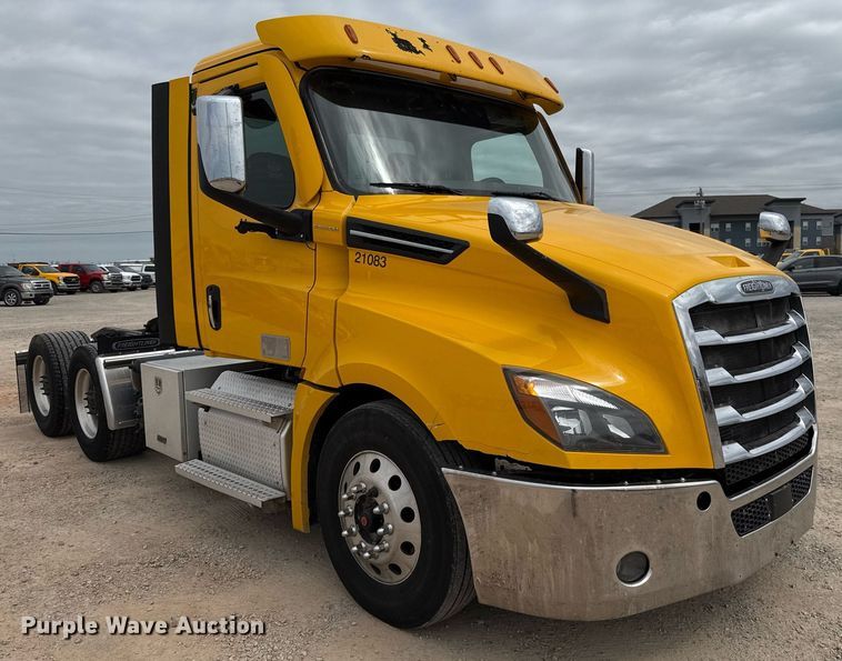 image for item EJ4580 2021 Freightliner Cascadia 126 semi truck