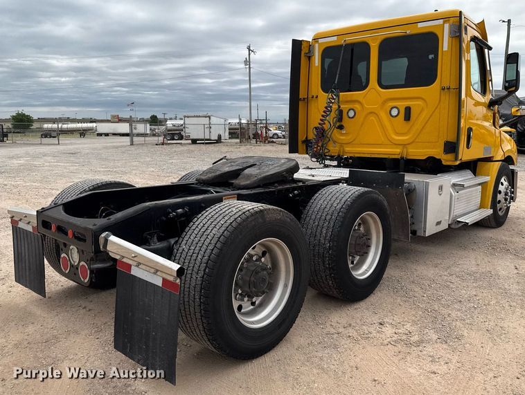 image for item EJ4580 2021 Freightliner Cascadia 126 semi truck