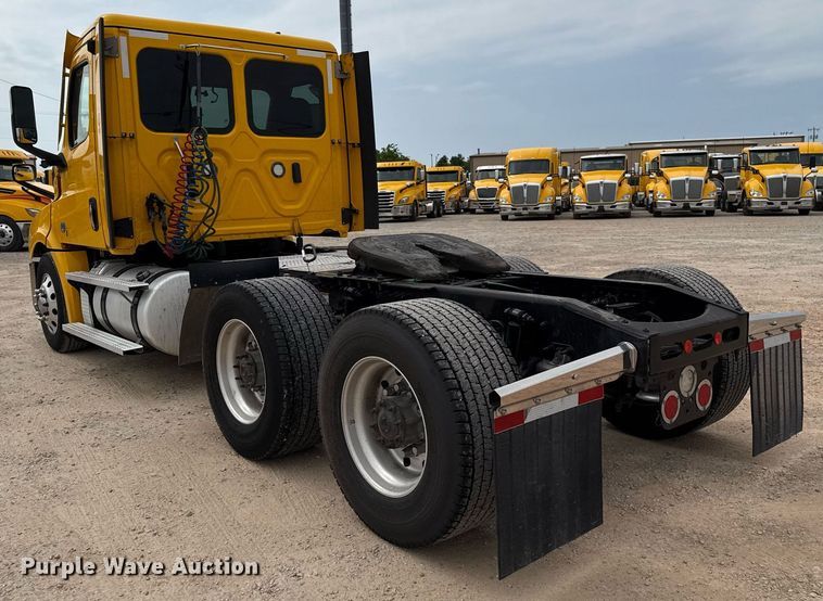 image for item EJ4580 2021 Freightliner Cascadia 126 semi truck