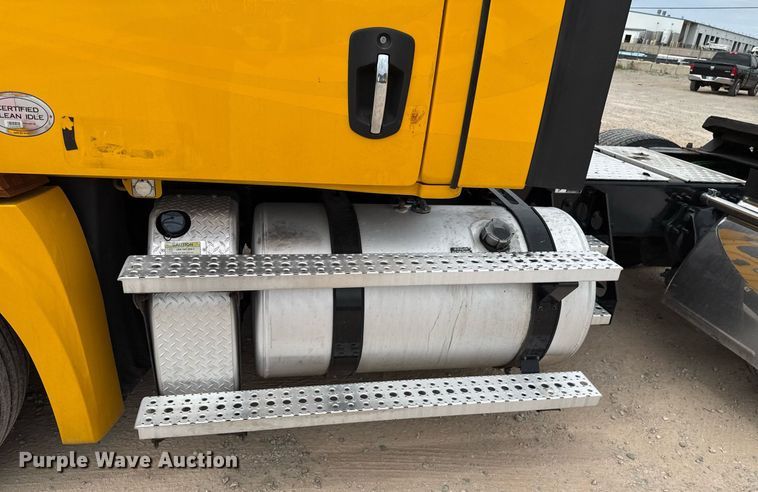 image for item EJ4580 2021 Freightliner Cascadia 126 semi truck