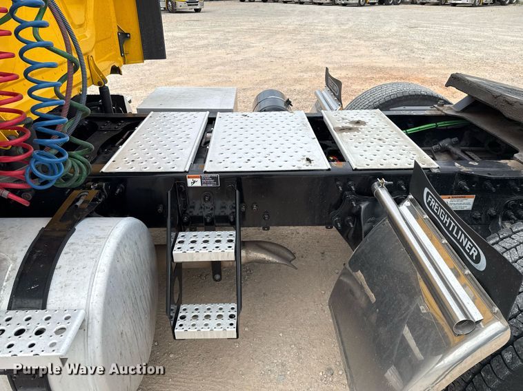 image for item EJ4580 2021 Freightliner Cascadia 126 semi truck