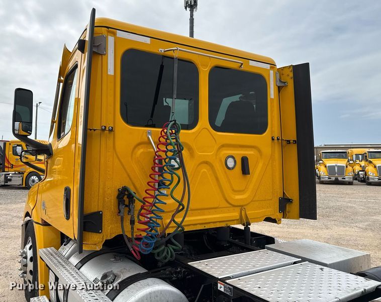 image for item EJ4580 2021 Freightliner Cascadia 126 semi truck