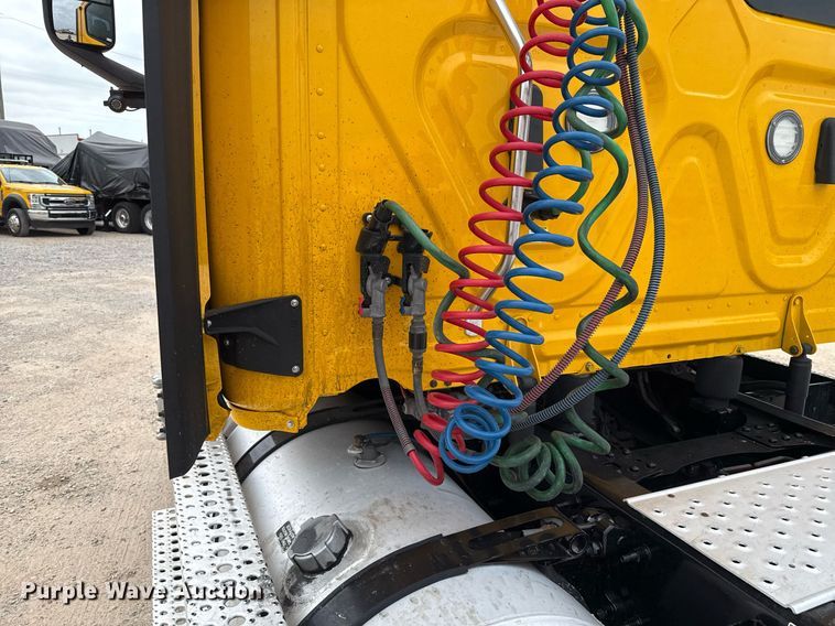 image for item EJ4580 2021 Freightliner Cascadia 126 semi truck