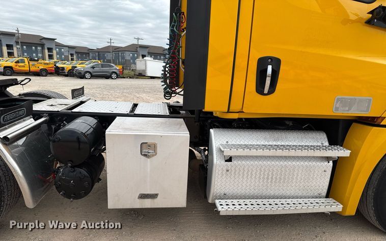 image for item EJ4580 2021 Freightliner Cascadia 126 semi truck