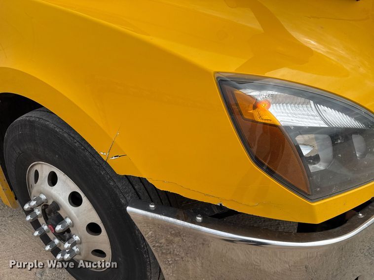 image for item EJ4580 2021 Freightliner Cascadia 126 semi truck