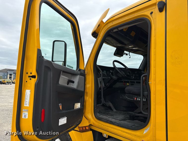 image for item EJ4580 2021 Freightliner Cascadia 126 semi truck