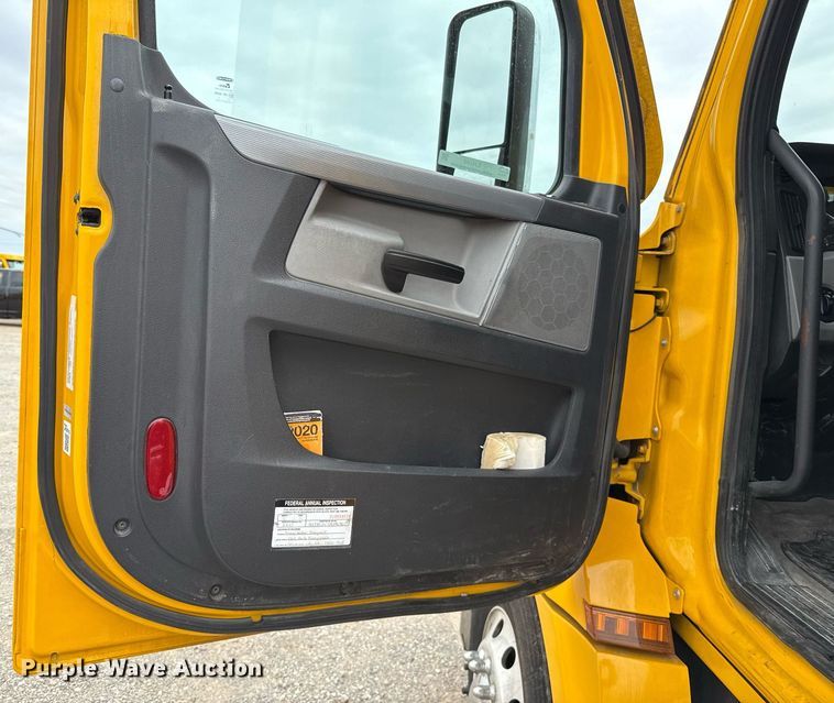 image for item EJ4580 2021 Freightliner Cascadia 126 semi truck