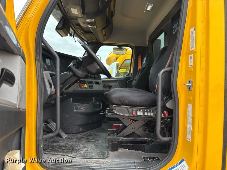 image for item EJ4580 2021 Freightliner Cascadia 126 semi truck