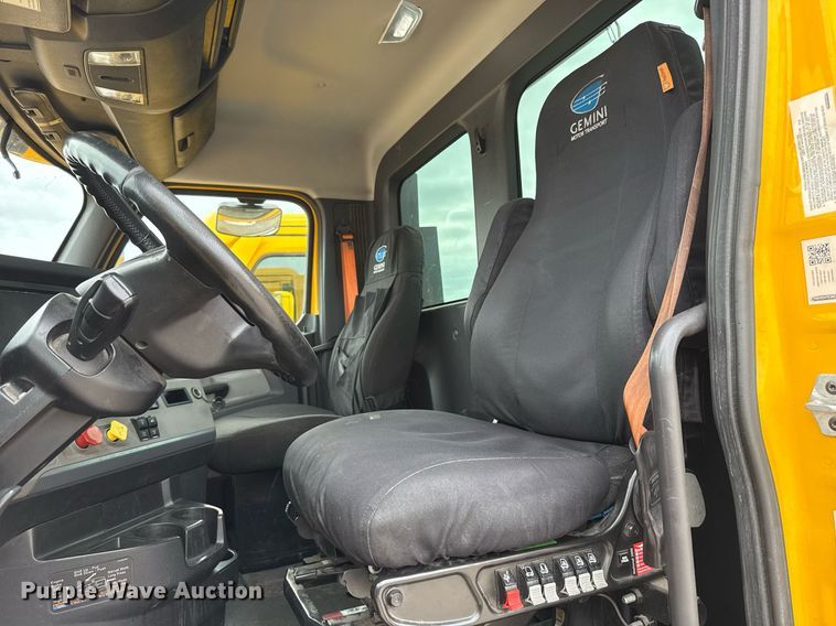 image for item EJ4580 2021 Freightliner Cascadia 126 semi truck