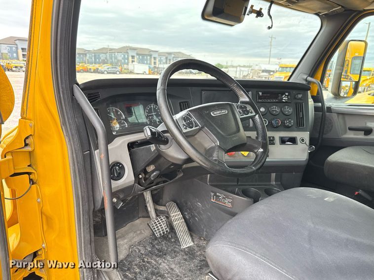 image for item EJ4580 2021 Freightliner Cascadia 126 semi truck