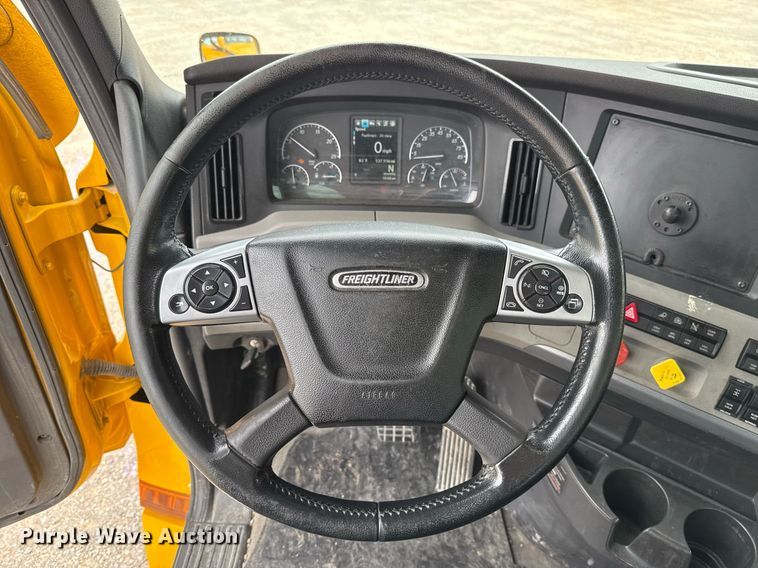 image for item EJ4580 2021 Freightliner Cascadia 126 semi truck