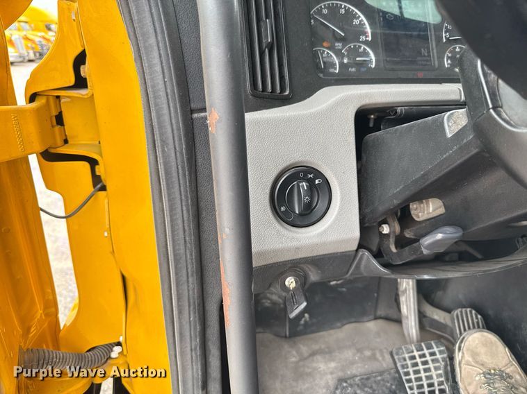 image for item EJ4580 2021 Freightliner Cascadia 126 semi truck