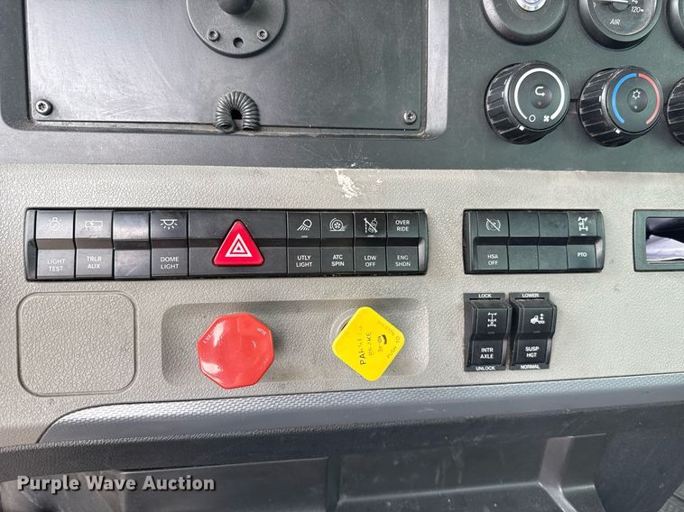 image for item EJ4580 2021 Freightliner Cascadia 126 semi truck