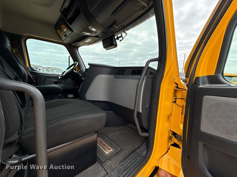 image for item EJ4580 2021 Freightliner Cascadia 126 semi truck