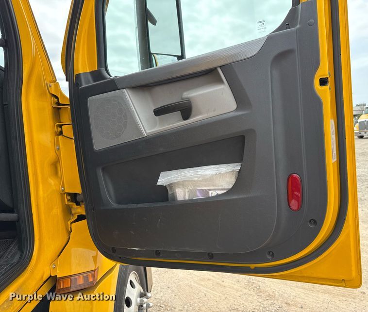 image for item EJ4580 2021 Freightliner Cascadia 126 semi truck