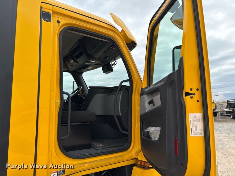 image for item EJ4580 2021 Freightliner Cascadia 126 semi truck