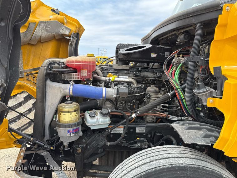 image for item EJ4580 2021 Freightliner Cascadia 126 semi truck