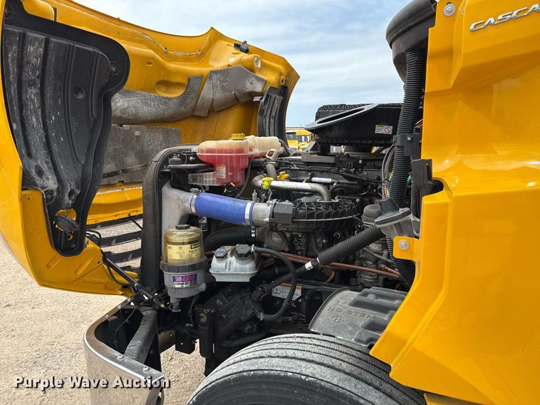 image for item EJ4580 2021 Freightliner Cascadia 126 semi truck