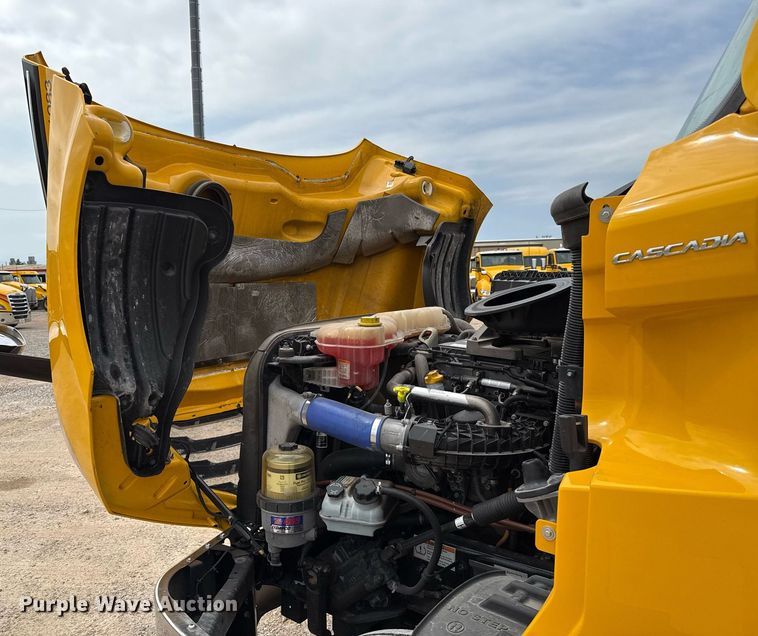 image for item EJ4580 2021 Freightliner Cascadia 126 semi truck