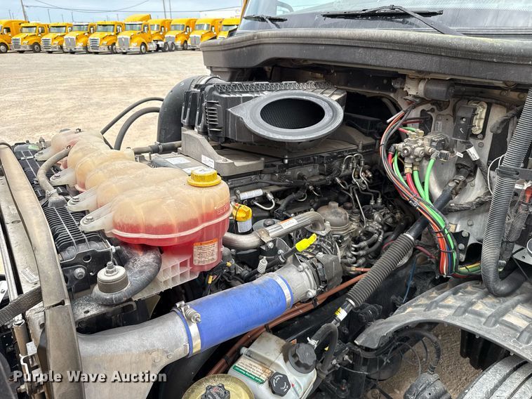 image for item EJ4580 2021 Freightliner Cascadia 126 semi truck