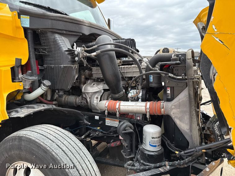 image for item EJ4580 2021 Freightliner Cascadia 126 semi truck