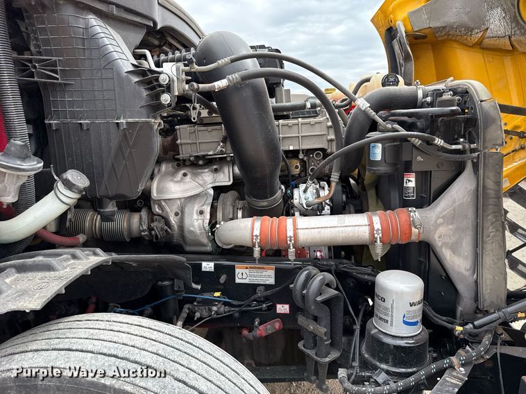 image for item EJ4580 2021 Freightliner Cascadia 126 semi truck