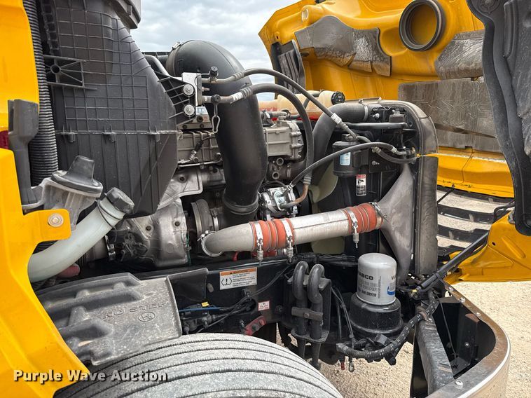 image for item EJ4580 2021 Freightliner Cascadia 126 semi truck