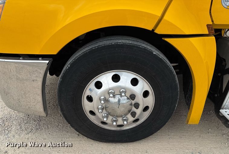 image for item EJ4580 2021 Freightliner Cascadia 126 semi truck