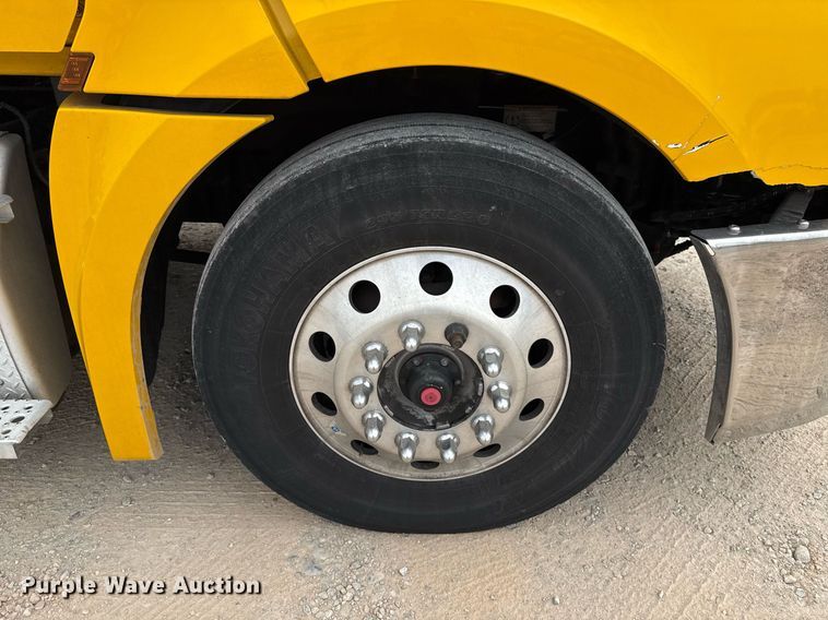 image for item EJ4580 2021 Freightliner Cascadia 126 semi truck