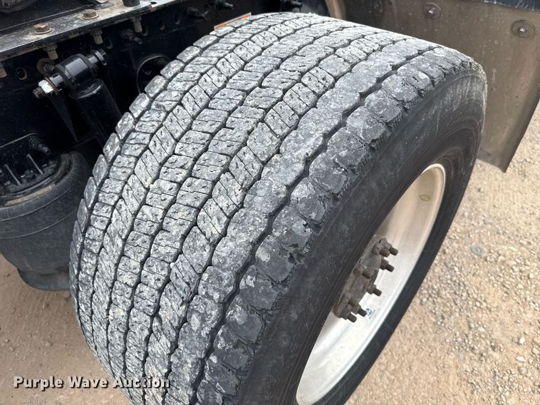 image for item EJ4580 2021 Freightliner Cascadia 126 semi truck