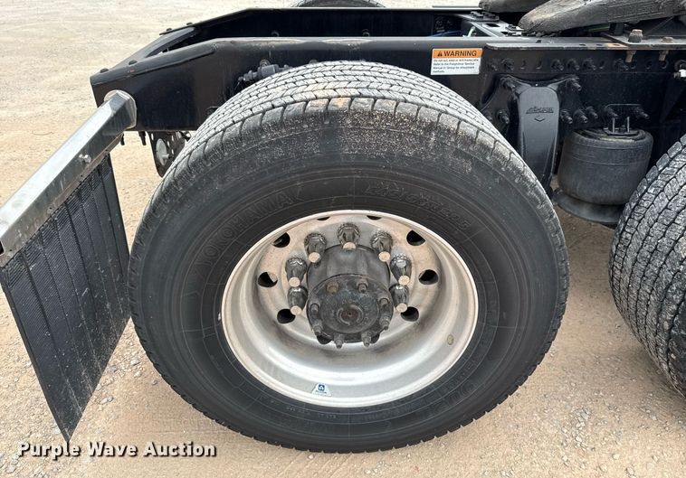 image for item EJ4580 2021 Freightliner Cascadia 126 semi truck