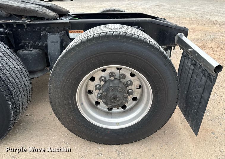 image for item EJ4580 2021 Freightliner Cascadia 126 semi truck