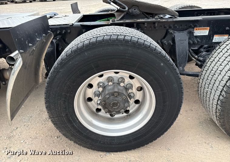 image for item EJ4580 2021 Freightliner Cascadia 126 semi truck