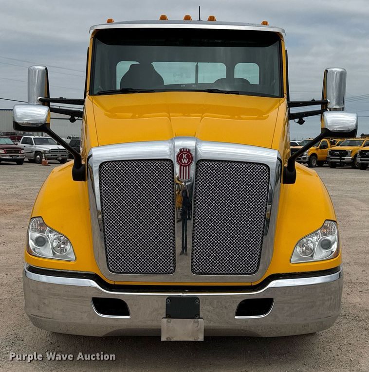 image for item EJ4581 2021 Kenworth T680 semi truck