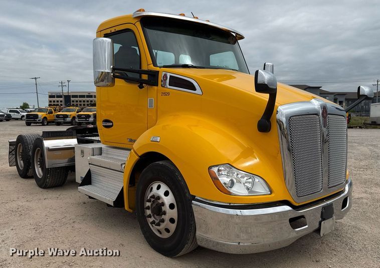 image for item EJ4581 2021 Kenworth T680 semi truck
