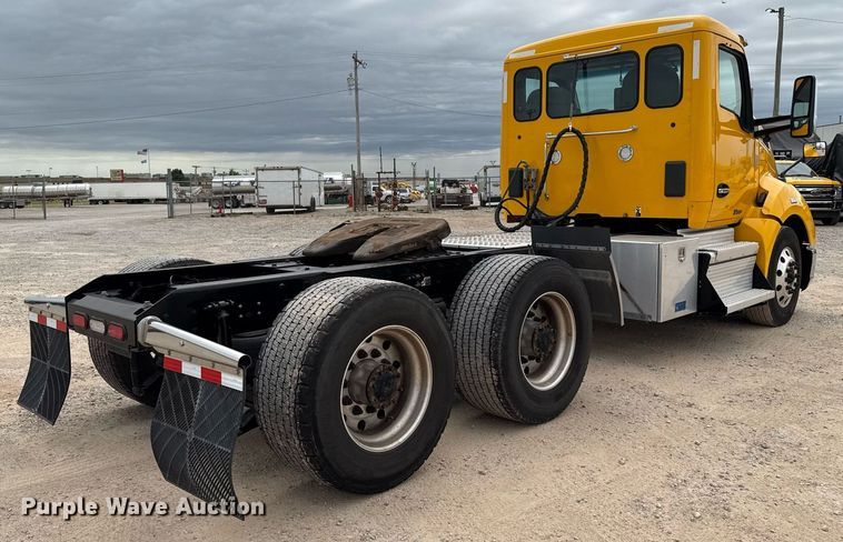 image for item EJ4581 2021 Kenworth T680 semi truck