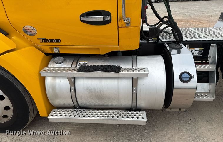 image for item EJ4581 2021 Kenworth T680 semi truck