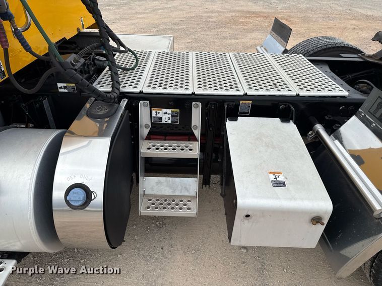 image for item EJ4581 2021 Kenworth T680 semi truck