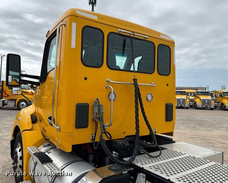 image for item EJ4581 2021 Kenworth T680 semi truck