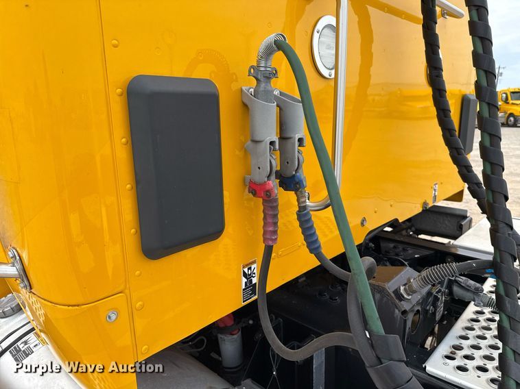 image for item EJ4581 2021 Kenworth T680 semi truck